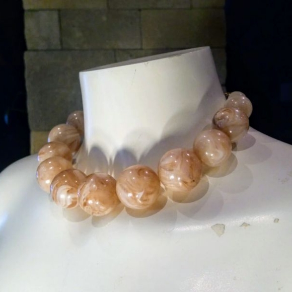 Pink marbled lucite, gold tone choker/. Necklace. Vintage mid century - Picture 7 of 14